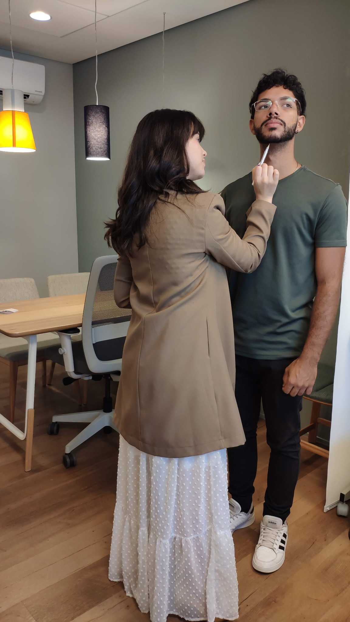 Dra. Amanda Tavares realizando uma avaliação facial individualizada